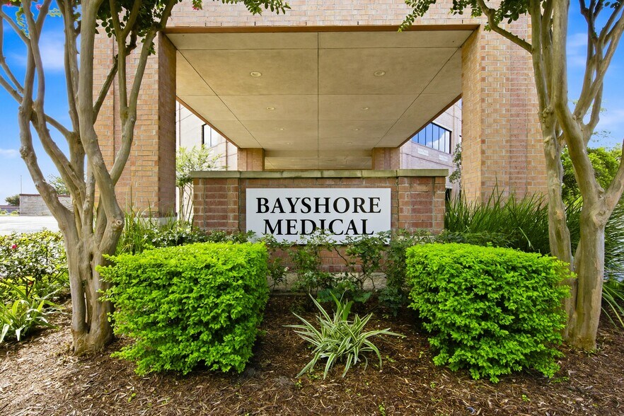 More Photos Of 3333 Bayshore Blvd, Pasadena Medical For Lease