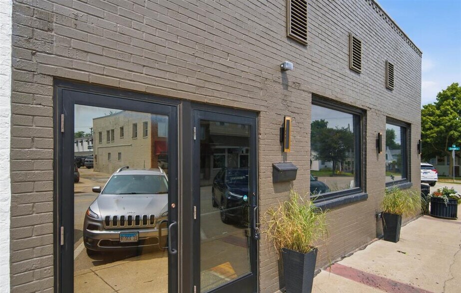 More Photos Of 122 N Main St, Washington General Retail For Lease