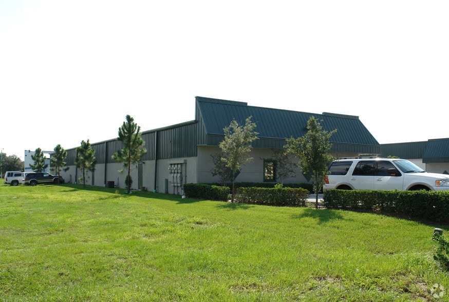 More Photos Of 6413 Pinecastle Blvd, Orlando Flex For Lease