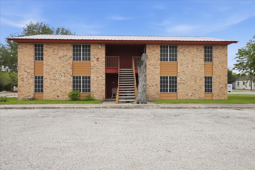 More Photos Of 600 E Crockett St, Beeville Apartments For Sale