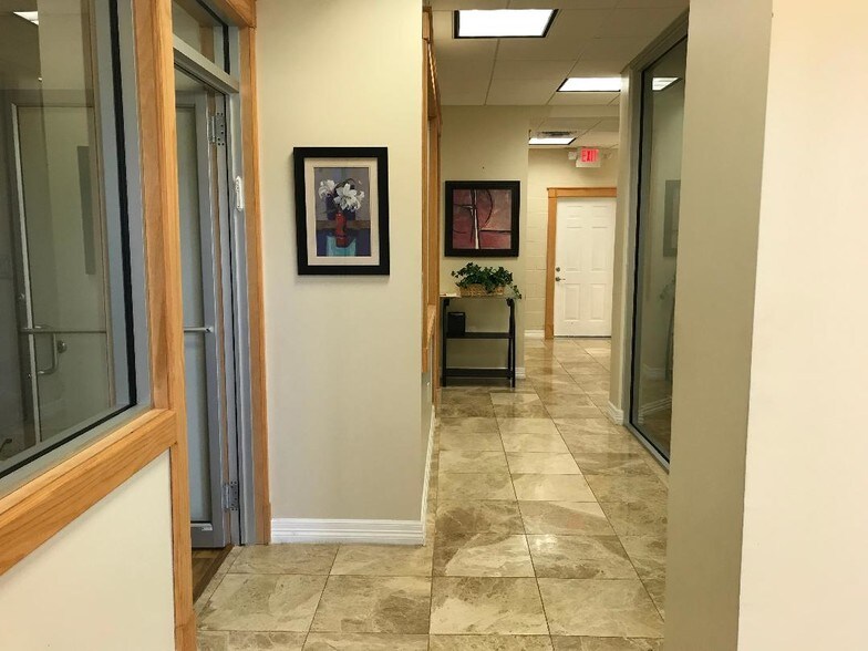 More Photos Of 7922-7930 Hillcroft St, Houston Office For Lease