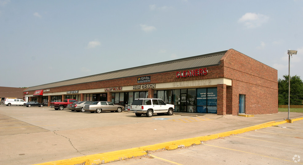 Primary Photo Of 1316 Sycamore School Rd, Fort Worth Unknown For Lease