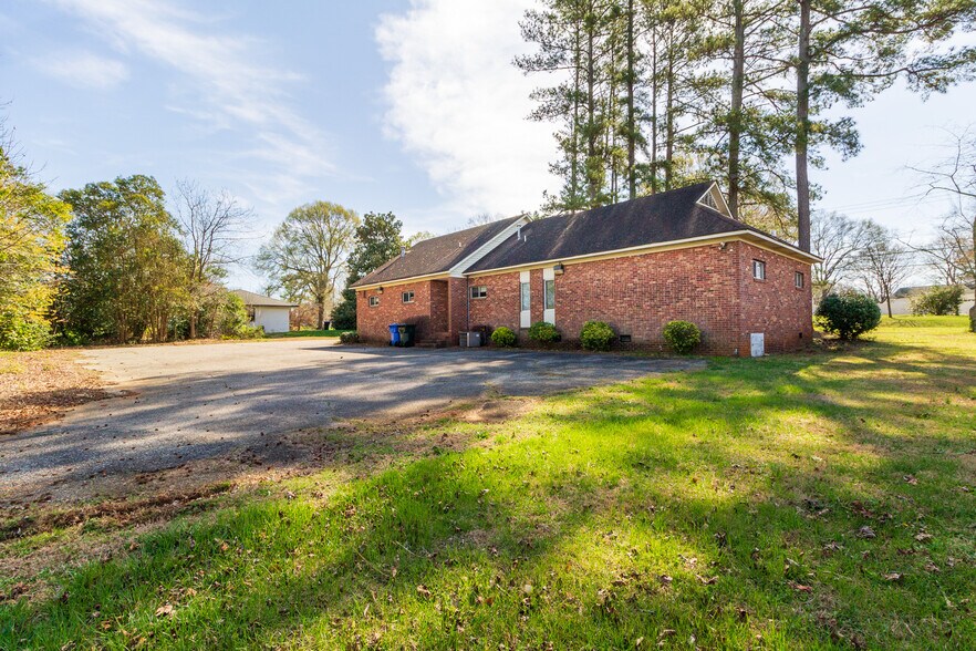 More Photos Of 810 W King St, Kings Mountain Office For Sale