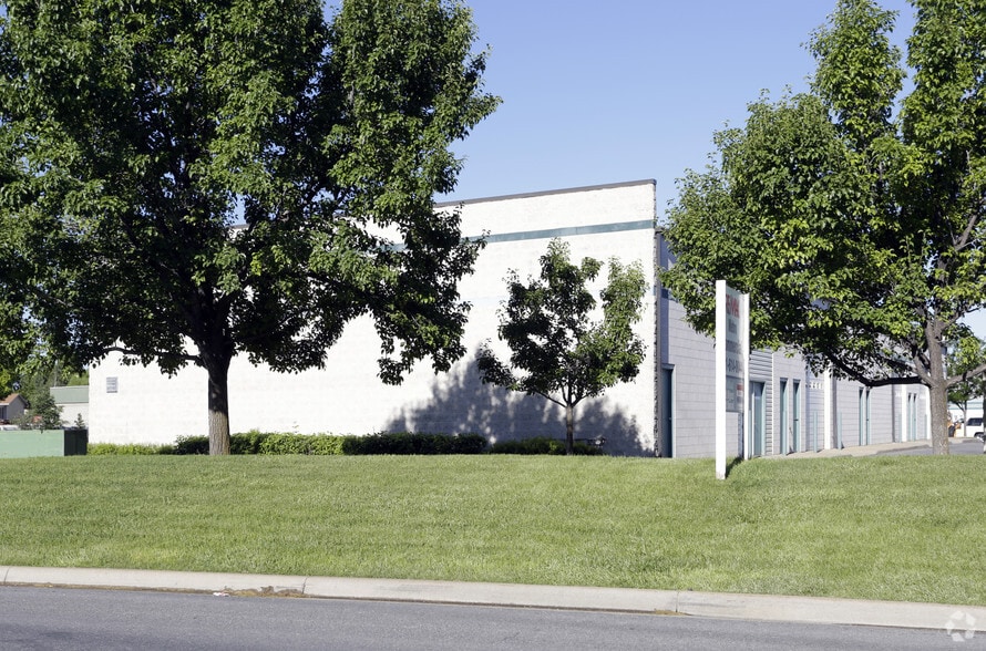 More Photos Of 1252-1264 W 50 S, Centerville Light Manufacturing For Lease