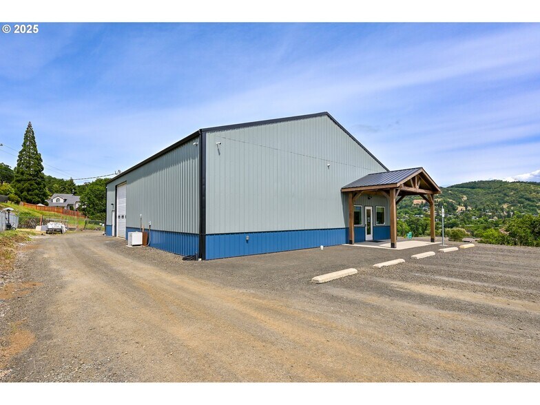 More Photos Of 161 Heritage Way, Roseburg Light Manufacturing For Sale