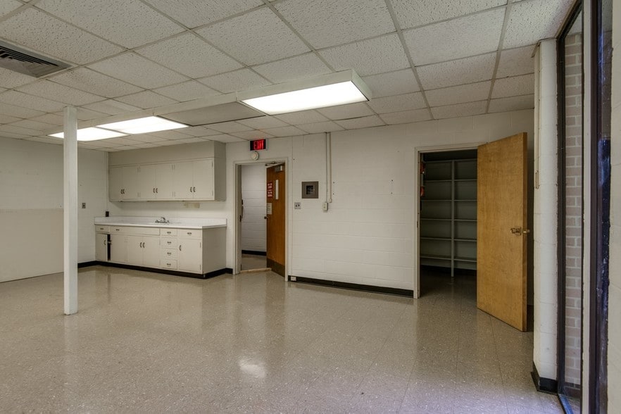 More Photos Of 305 E Hunt St, Dickson Office For Sale