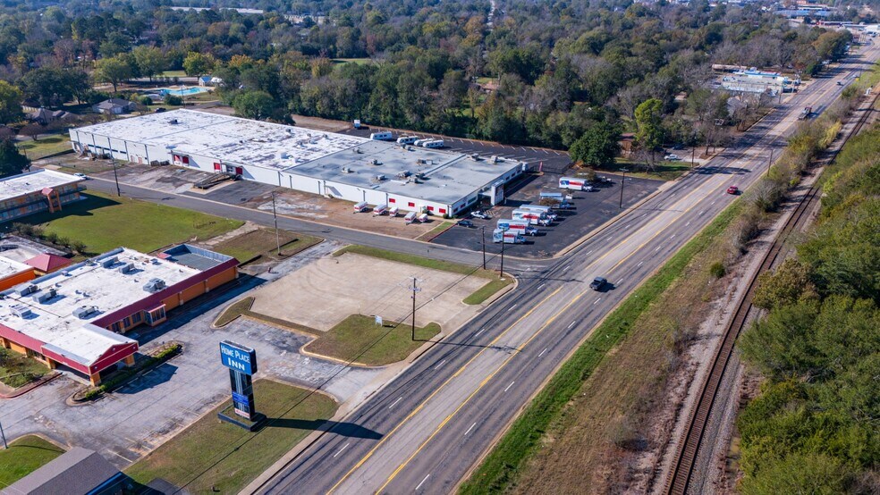 More Photos Of 806 Willowcreek Dr, Jacksonville Warehouse For Lease