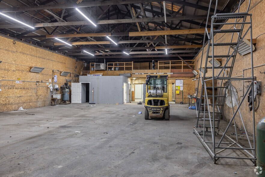 More Photos Of 900-914 Tonsor Rd, Alton Warehouse For Sale