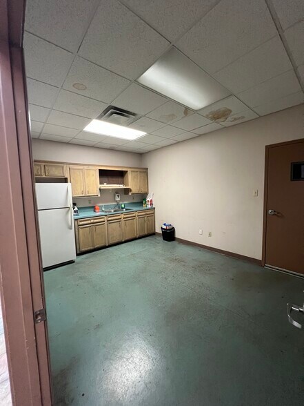 More Photos Of 240 Corporate Dr, Sibley Distribution For Lease