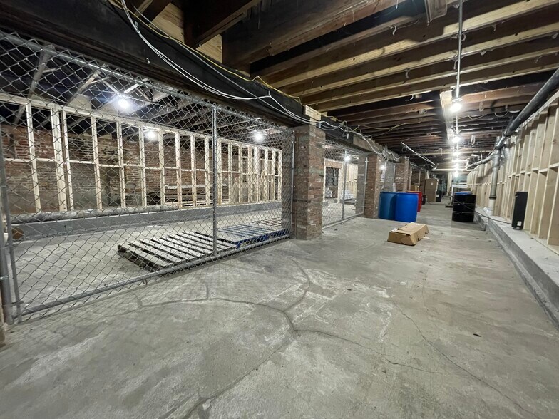 More Photos Of 123 N Main St, Maryville Storefront Retail Residential For Lease