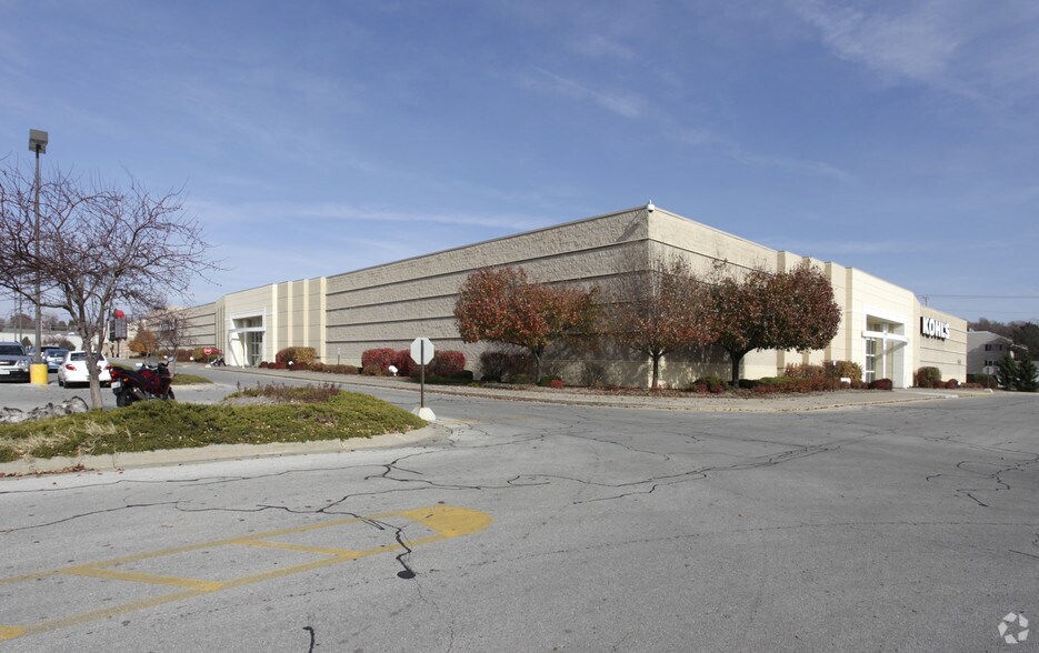 More Photos Of 909 S 72nd St, Omaha Department Store For Sale