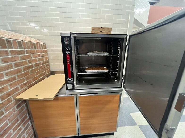 More Photos Of 704 E C St, Valentine Restaurant For Sale