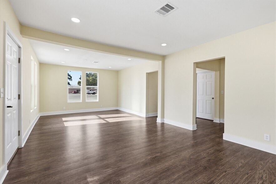 More Photos Of 1410 Fannin St, Columbus Office For Sale