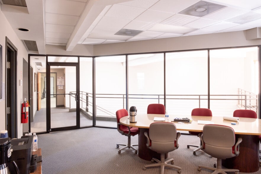 More Photos Of 2306 Perimeter Park Dr, Atlanta Light Distribution For Sale