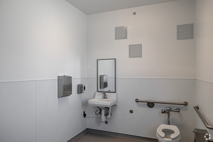 More Photos Of 1251 W Pier D St, Long Beach Warehouse For Lease