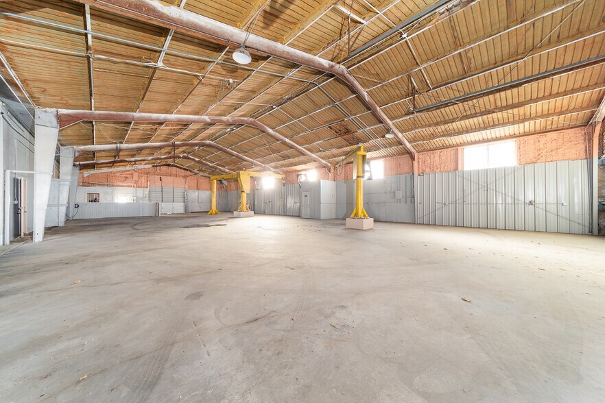 More Photos Of 3215 N Main St, Baytown Light Distribution For Sale