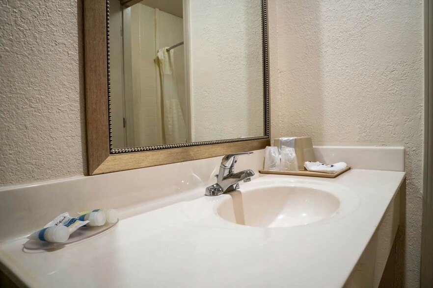 More Photos Of 201 Continental Dr, Junction City Hotel For Sale