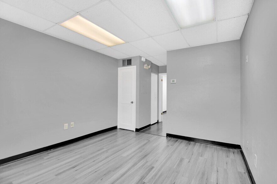More Photos Of 550 Balmoral Cir N, Jacksonville Unknown For Lease