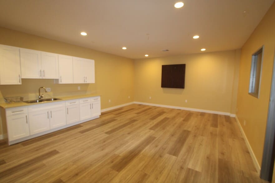 More Photos Of 15853 Monte St, Sylmar Distribution For Lease
