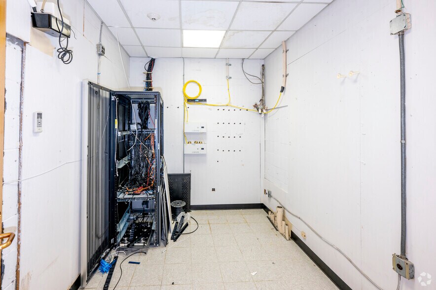 More Photos Of 1100 Stewart Ave, Garden City General Retail For Lease