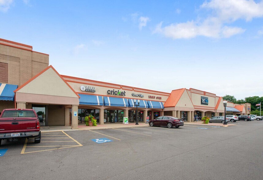 More Photos Of 801-925 W Maple St, Hartville Unknown For Lease