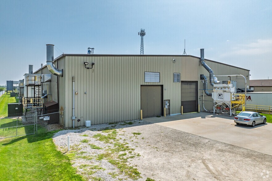 More Photos Of 1210 N 14th St, Indianola Warehouse For Sale