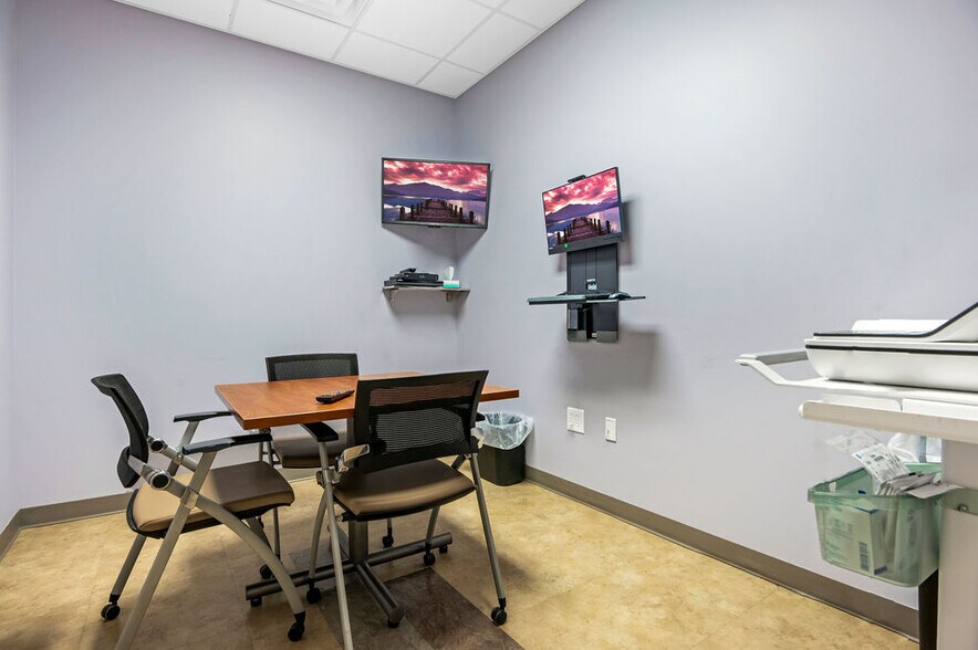 More Photos Of 4275 Western Blvd, Jacksonville Medical For Sale