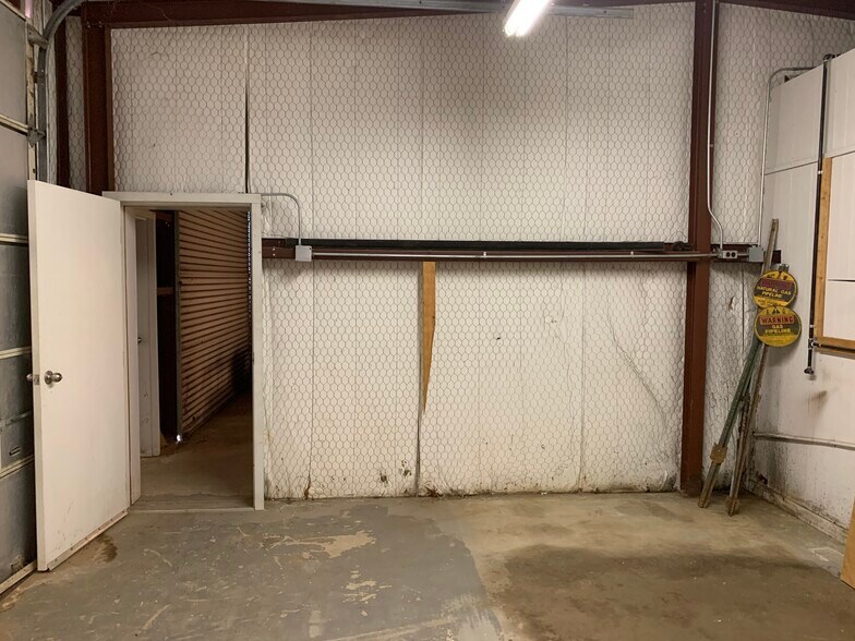 More Photos Of 5424 W Oak St, Palestine Showroom For Lease