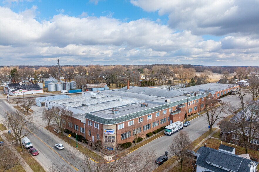 More Photos Of 111 E Broad St, South Whitley Warehouse For Lease