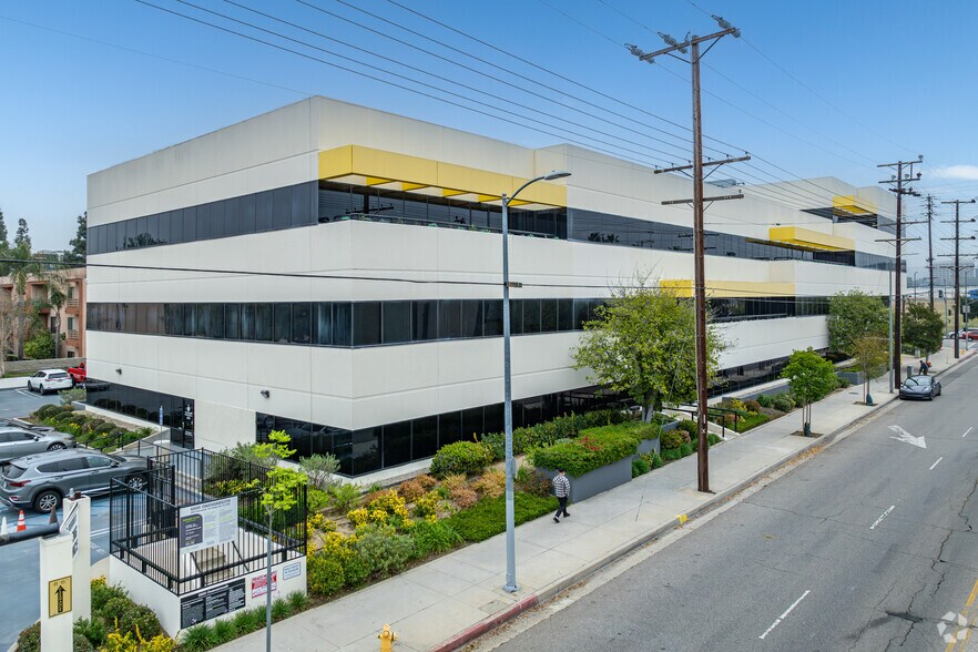 More Photos Of 6800 Owensmouth Ave, Woodland Hills Office For Lease