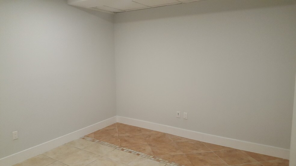 More Photos Of 381-391 E 8th St, Hialeah Storefront Retail Office For Lease
