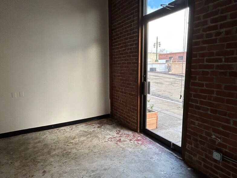 More Photos Of 300-302 4th St, Oakland Showroom For Lease