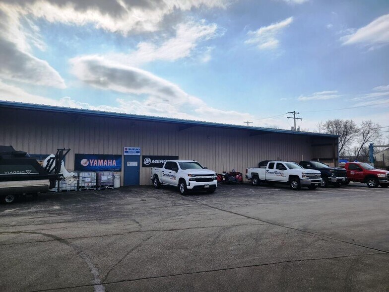 More Photos Of 400 Sussex St, Pewaukee Freestanding For Sale