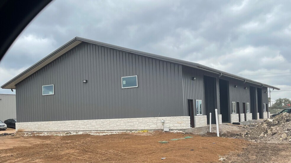 More Photos Of 320 N Ridge Rd, Marble Falls Unknown For Lease