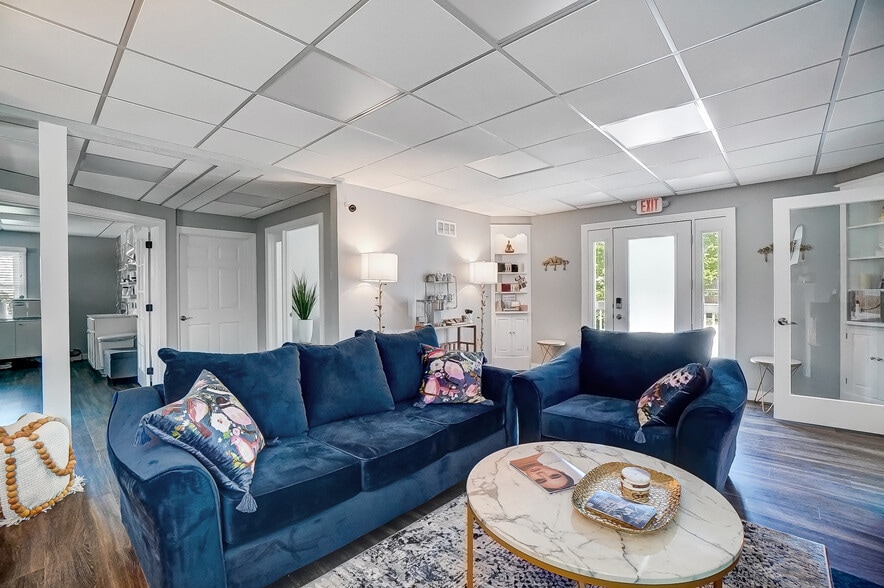 More Photos Of 235 W Franklin St, Centerville Storefront Retail Office For Lease