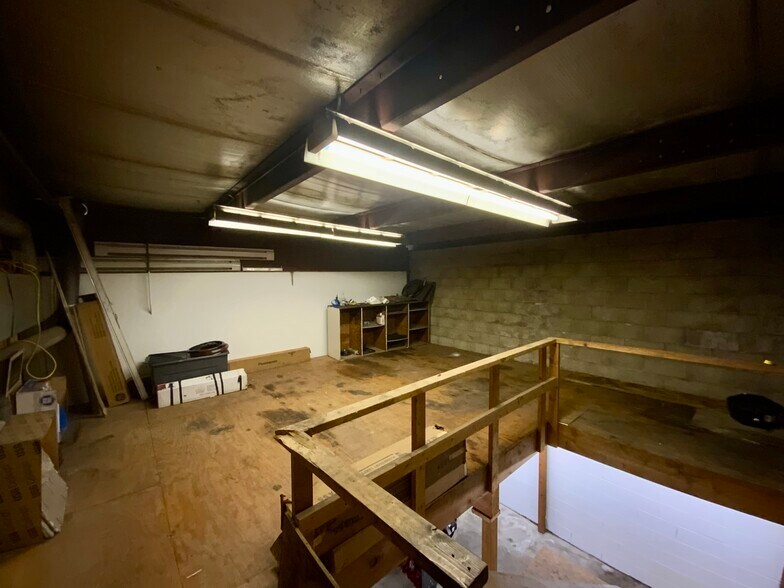 More Photos Of 3400 W Kiehnau Ave, Milwaukee Light Distribution For Lease