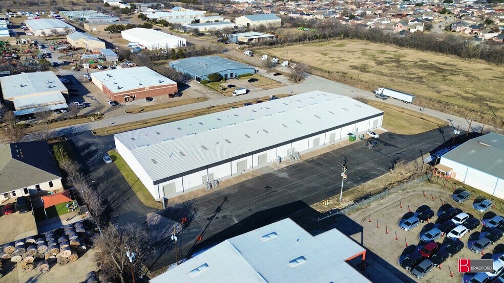 More Photos Of 1000-1008 N Commercial Blvd, Arlington Warehouse For Lease