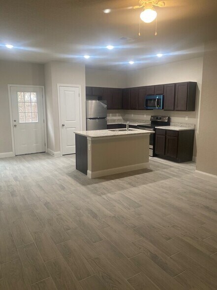 More Photos Of 7703 Savannah Brk, Live Oak Apartments For Sale