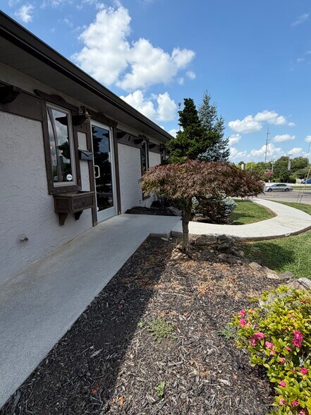 More Photos Of 902 W Lamar Alexander Pky, Maryville Freestanding For Lease