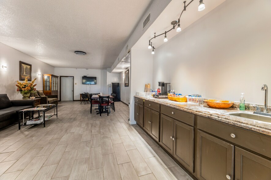 More Photos Of 1200 W Cameron Ave, Rockdale Hotel For Sale