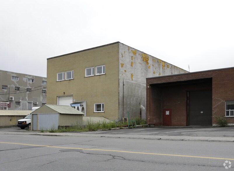 Primary Photo Of 8830-8834 Rue Pascal-Gagnon, Montréal Industrial For Sale