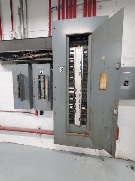 More Photos Of 6550 W Ridge Rd, Erie Warehouse For Lease