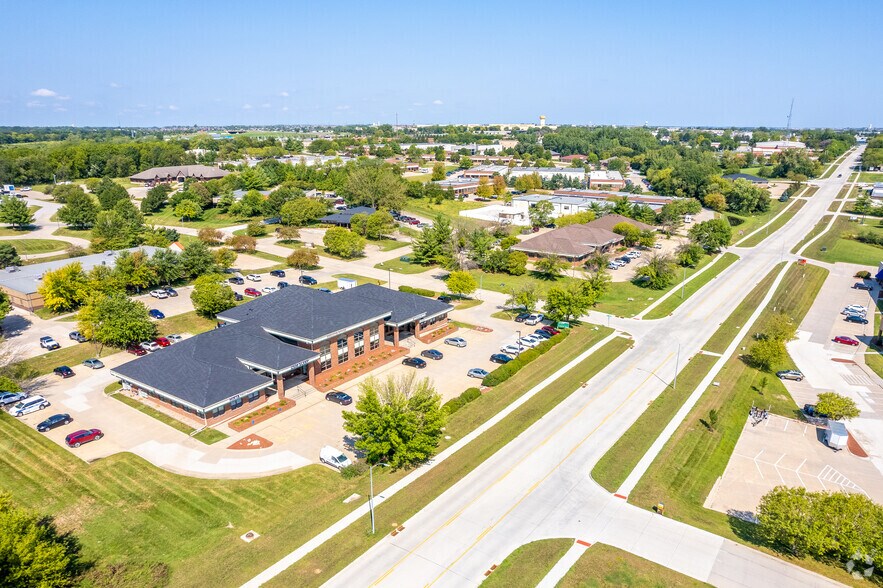 More Photos Of 2828-2844 104th St, Urbandale Office For Sale
