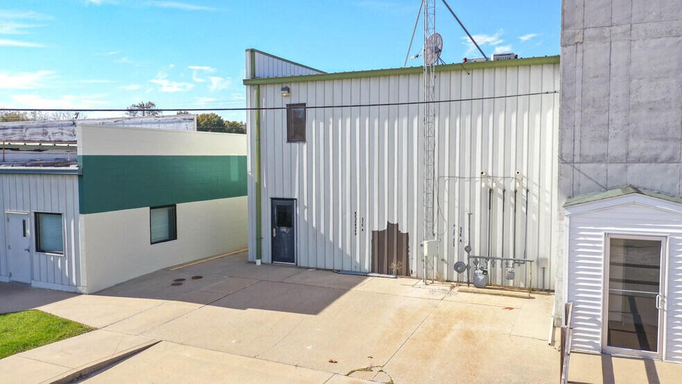 More Photos Of 201 McCausland St, Carlinville General Retail For Sale