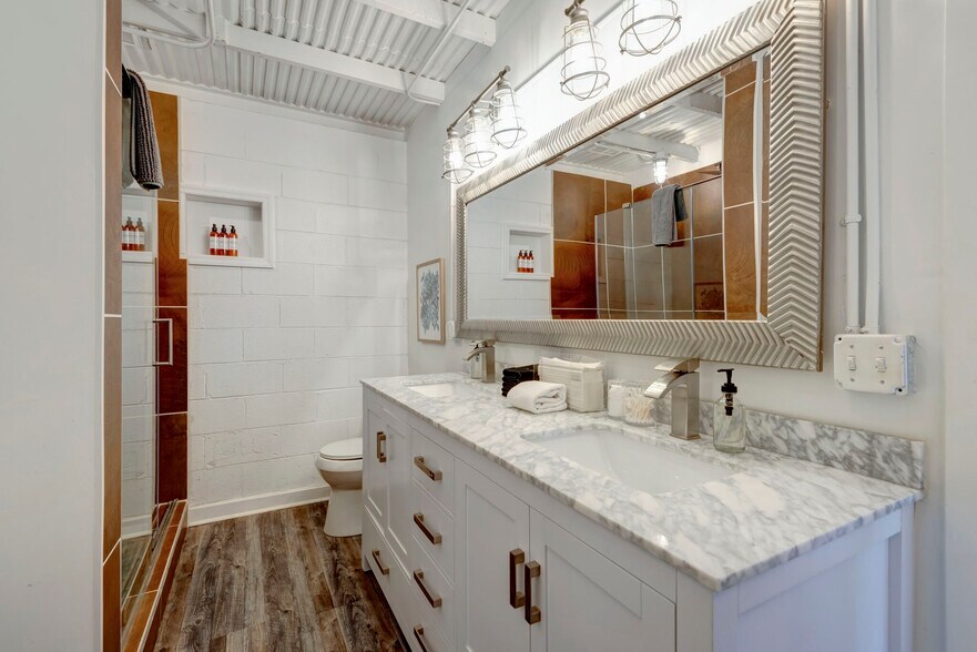 More Photos Of 2420 Cruzen St, Nashville Office For Sale