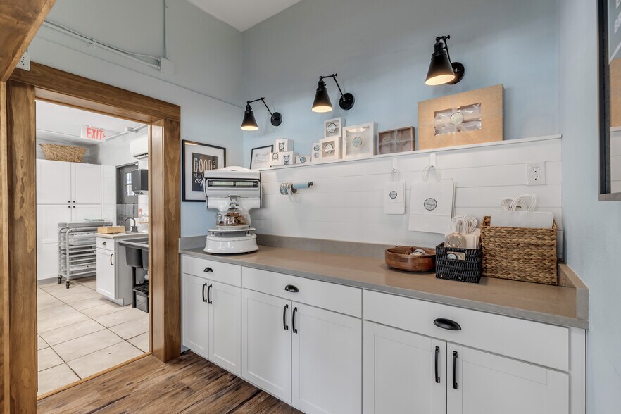 More Photos Of 218 N Orange St, New Smyrna Beach Freestanding For Sale