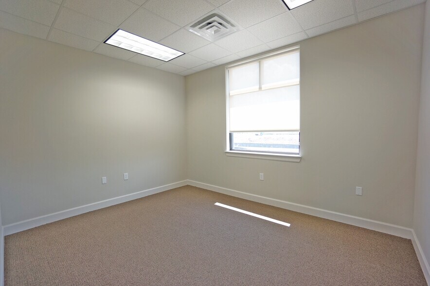 More Photos Of 633 E Fernhurst Dr, Katy Medical For Lease