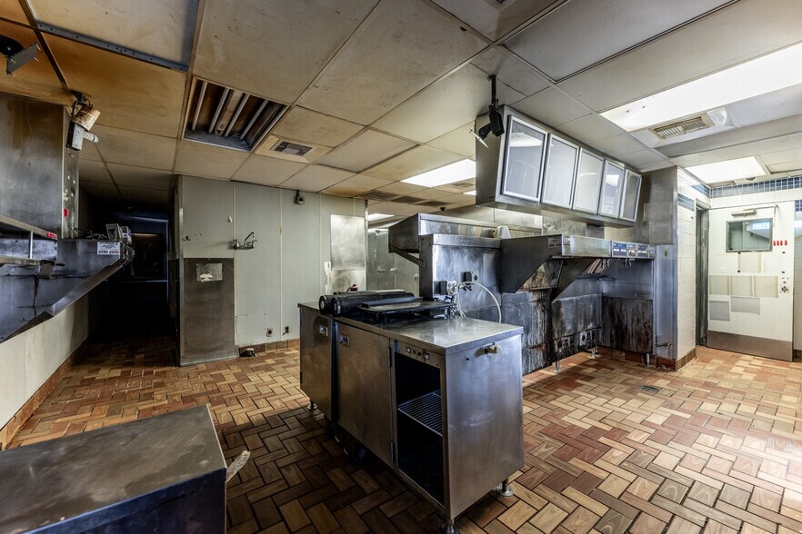 More Photos Of 130 Interstate 45 N, Huntsville General Retail For Sale