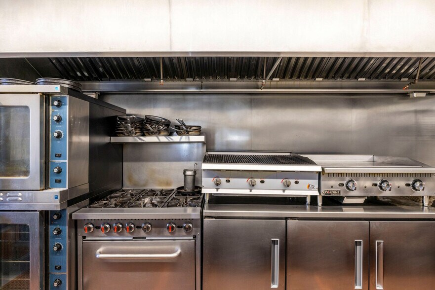 More Photos Of 7588 N Broadway, Red Hook Specialty For Sale