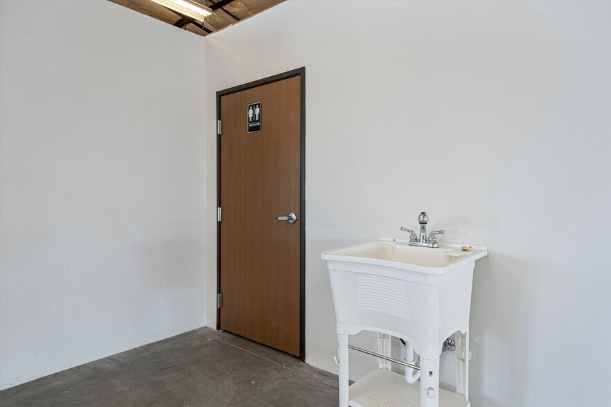 More Photos Of 3626 E 47th St, Tucson Manufacturing For Sale